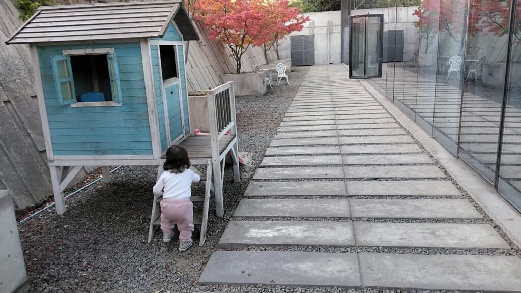 Patio con zona de juegos infantil de ERENA